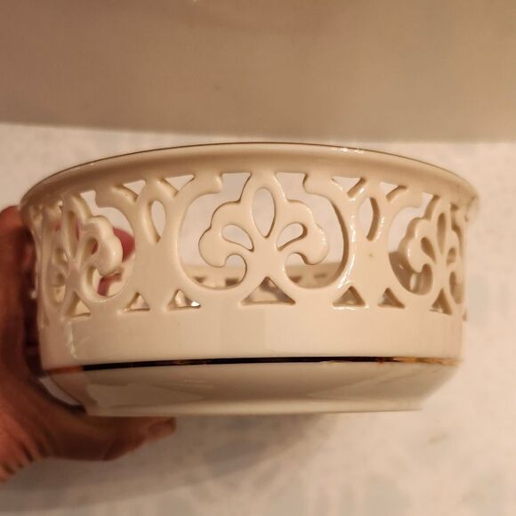 NWT Lenox Tracery Collection "Brit" Pierced Round Bowl w/Gold Trim 6.75" Dia. - Picture 3 of 6